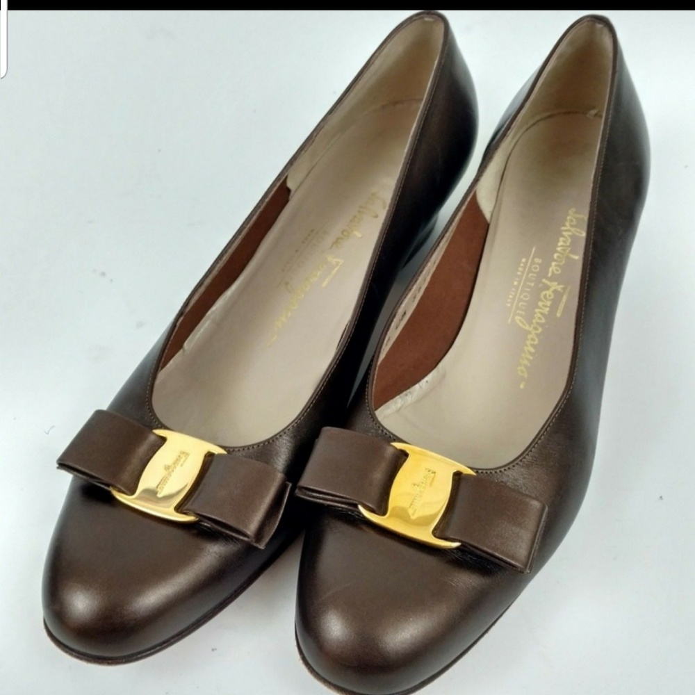 Salvatore ferragamo women flat leather size 9.5AA
